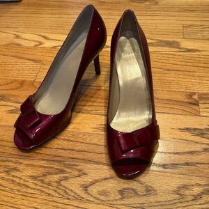 STUART WEITZMAN BOWGIRL BURGUNDY RED PATENT LEATHER BOW PUMPS peep toe HEELS